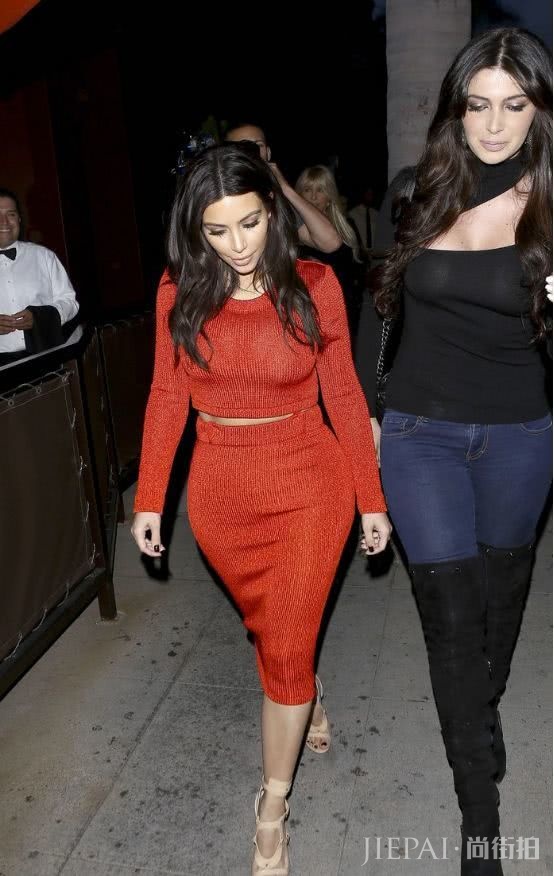 又到了穿毛衣的季节 配上一条半裙让你穿的更好看