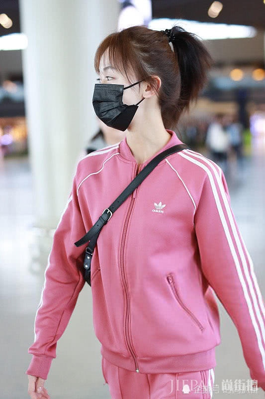 同样素颜，吴谨言同框陈乔恩，状态真的不一样