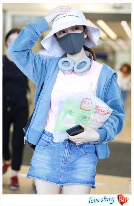 冯提莫穿超短裙不得了,胸以下全是腿,真会搭