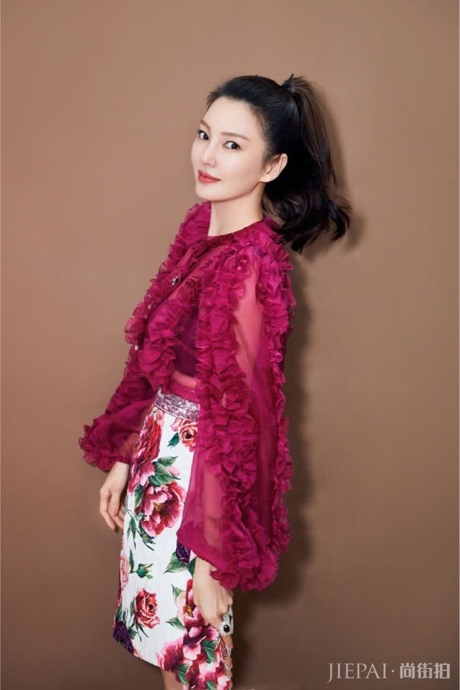 张雨绮穿雪纺连衣裙，清纯又少女，属虎狮子座山东人的暴脾气也拦不住仙气