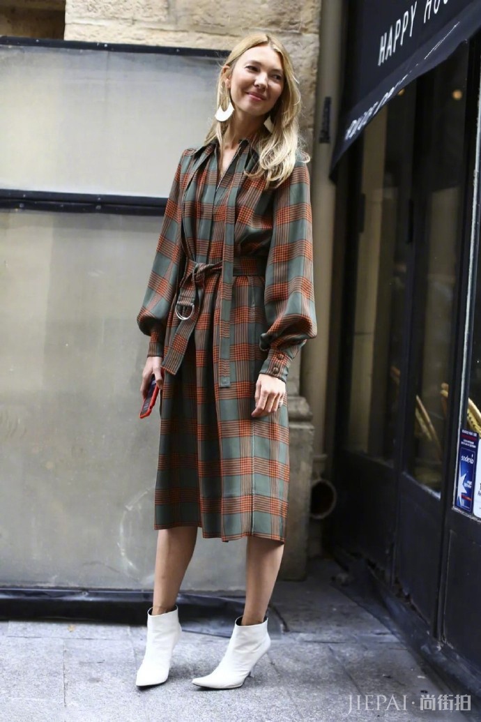 秋天想要慵懒的时尚 街头潮人教你用一条百搭衬衫裙搞定