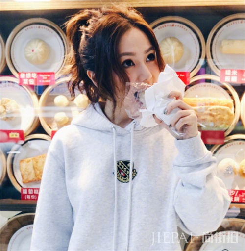 邓紫棋唱歌被P成撸串,她本人的回应太好笑