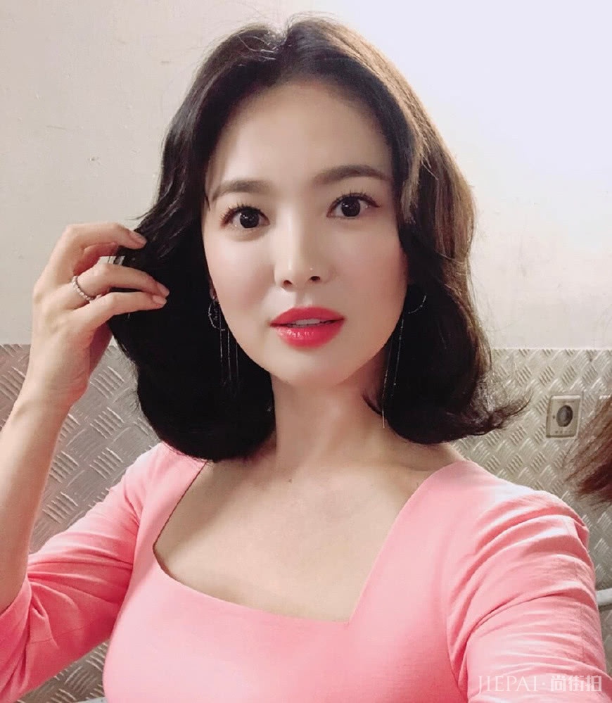 宋慧乔短发搭粉色连衣裙，清纯少女秒变职场女强，新剧照再度惊艳