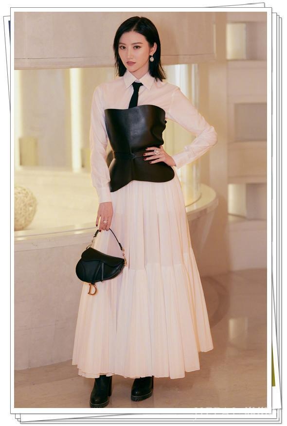 景甜真勇！这个季节还光腿走机场，网友：眼皮跟“刀砍”的一样！