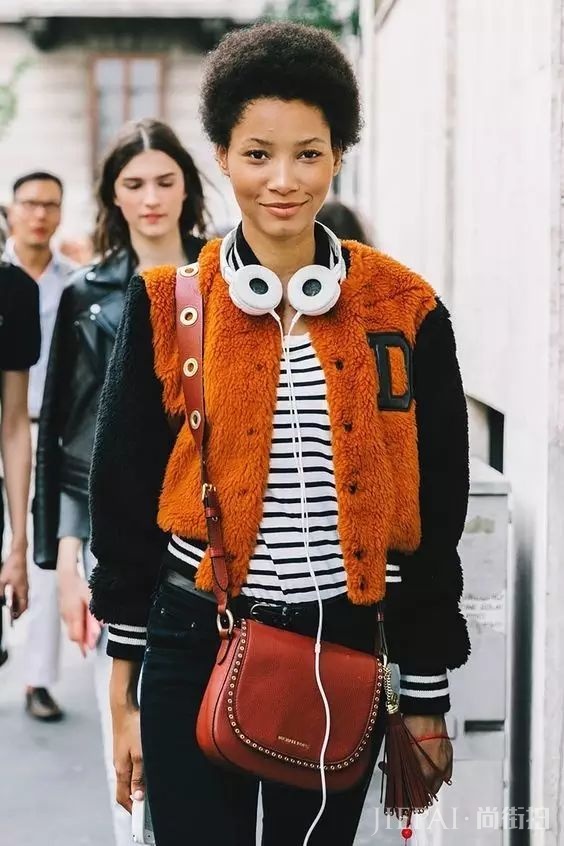 秋冬季节越来越凉 不会穿条纹衫你就少了很多穿搭乐趣