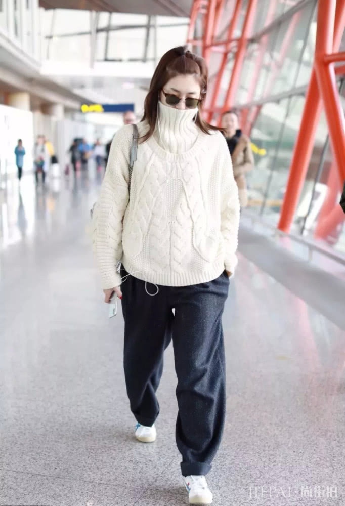 江疏影穿毛衣,甜美活泼似少女,快来学学她的穿搭经