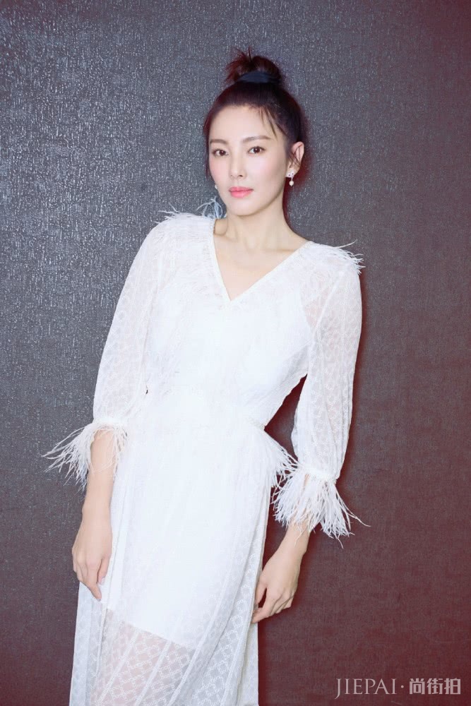 张雨绮穿雪纺连衣裙，清纯又少女，属虎狮子座山东人的暴脾气也拦不住仙气