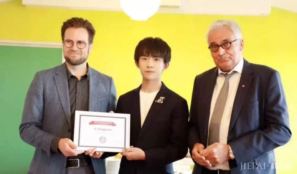 易烊千玺终于18岁了，小姐姐们表白也终于合法了