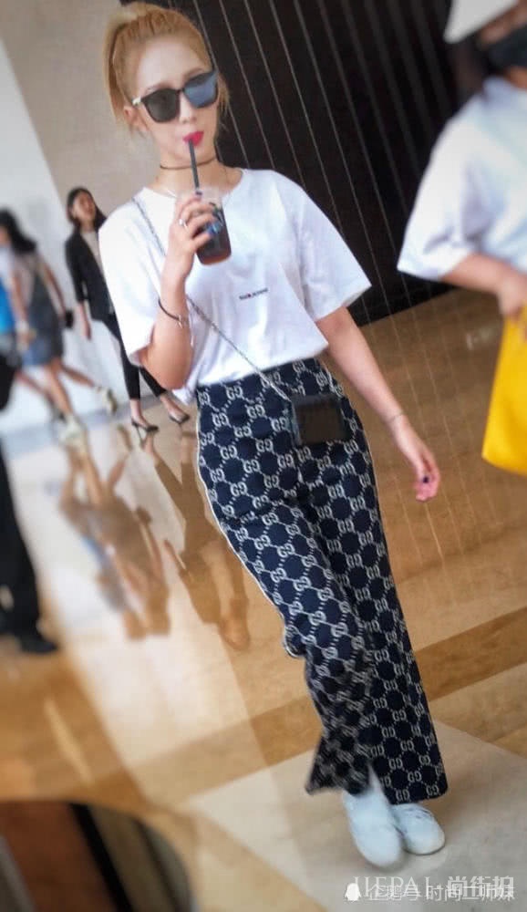 孟美岐机场街拍 穿100多元黑T恤未P照居然能白到发光