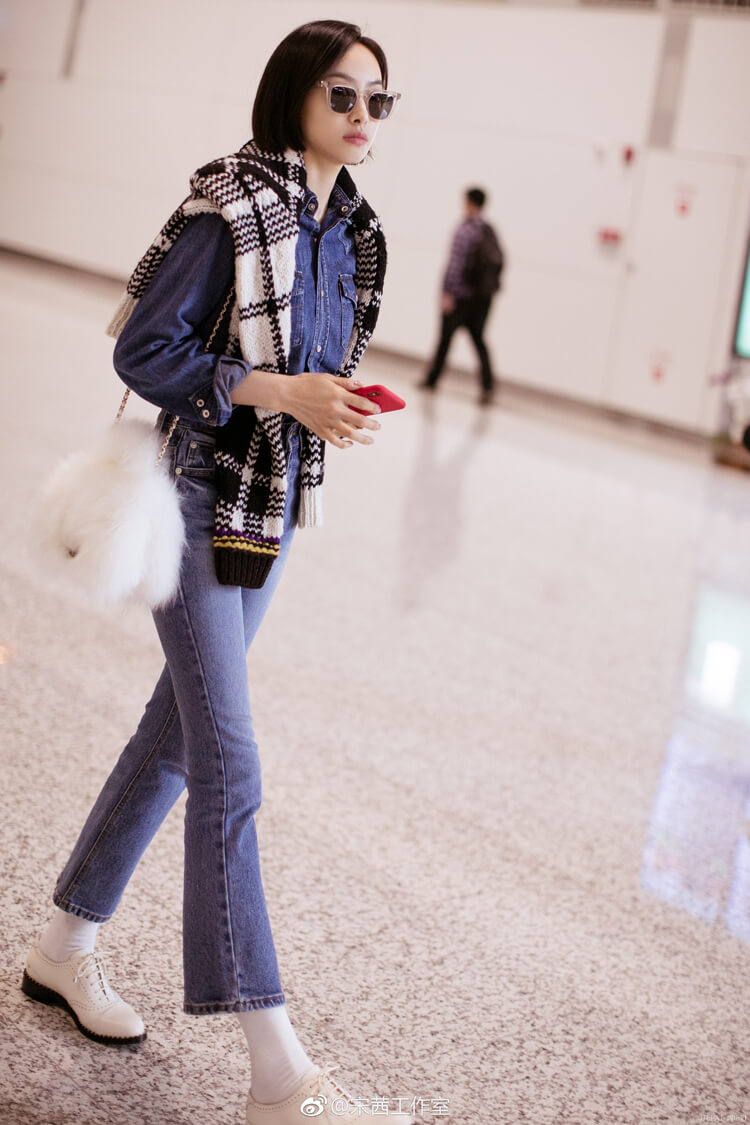 宋茜也太瘦了吧?这么紧的牛仔裤还能塞进两件厚上衣,真有90斤?