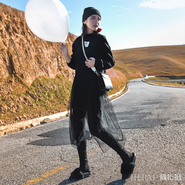 今年流行这样搭，“网纱裙+卫衣”混配