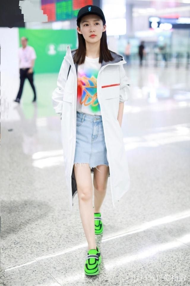 李沁穿“小绿鞋”太抢镜， 再加上一双漫画腿，的确是养眼！