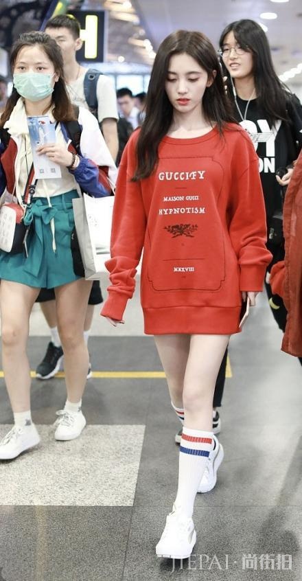 35岁黄圣依和24岁鞠婧祎同穿高筒袜，真嫩与装嫩的差别一目了然