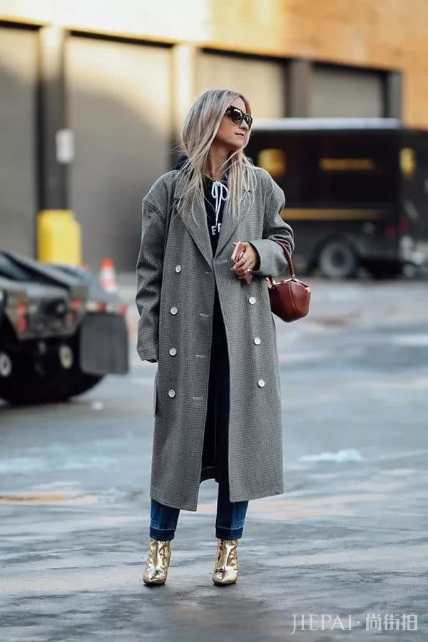 欧美街拍 街头潮人都喜欢上了这款“金银战靴”