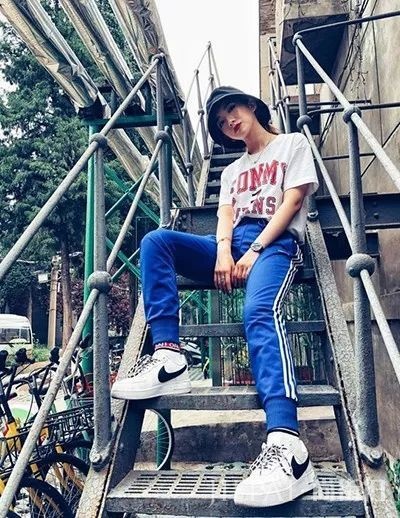 明星们机拍的常客居然是差点被妈妈扔掉的“校服裤”
