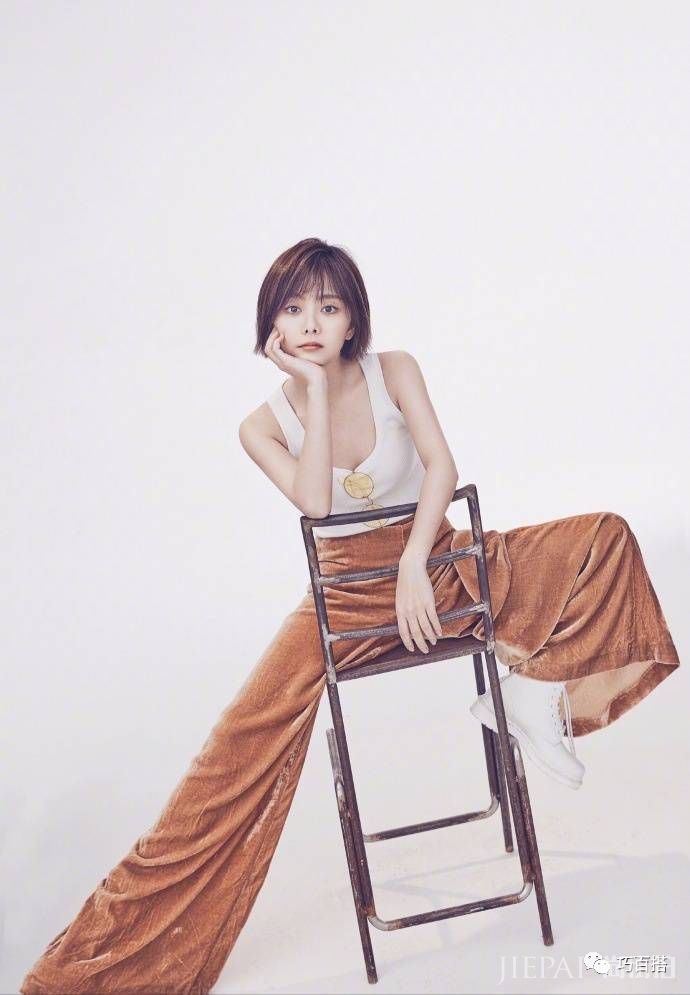 谭松韵衣日常造型简约又时尚，简直不要太美了