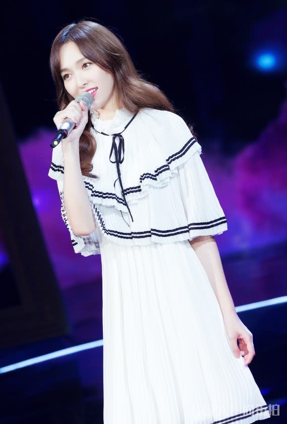 唐嫣穿“学生裙”装嫩，可脚上指甲油也太抢镜了，一般人可别学！