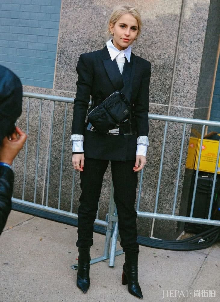 欧美街拍 衬衫真的是这个秋天最最称职的内搭！