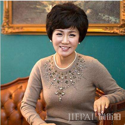 奔四女人不要扎过时发型了! 今年流行的这几款发型让你减龄又显气质