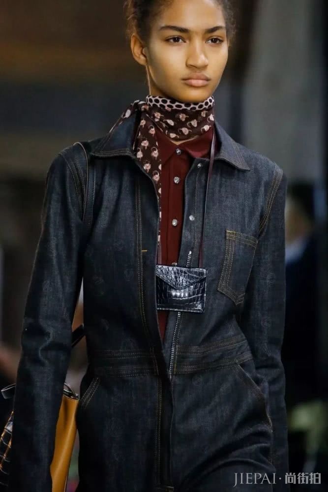 时尚圈的黑科技挂脖包你尝试过吗?