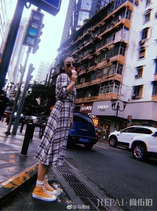 露脚踝过时了？穿运动鞋露袜子才是真时髦！