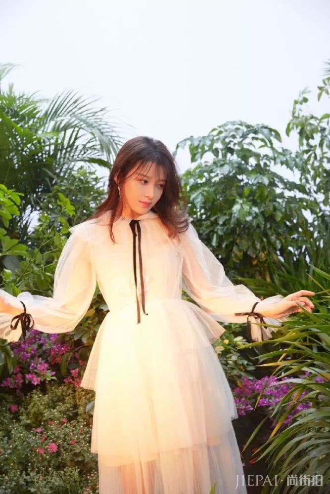 去巴黎的“等光女孩”孙怡,保持少女感的秘诀是什么?