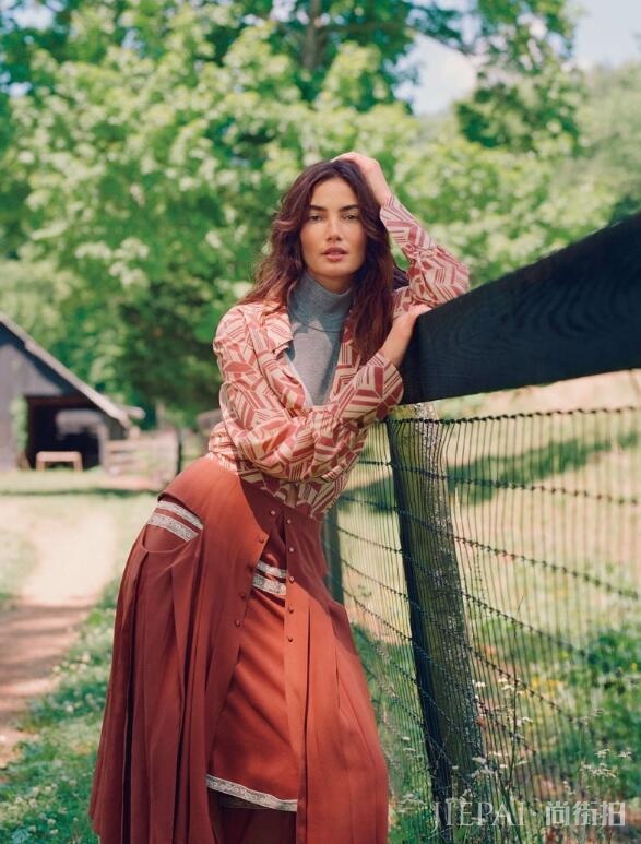 台步尴尬却是维密签约最长的天使,因家世显赫外号叫 “李刚”?