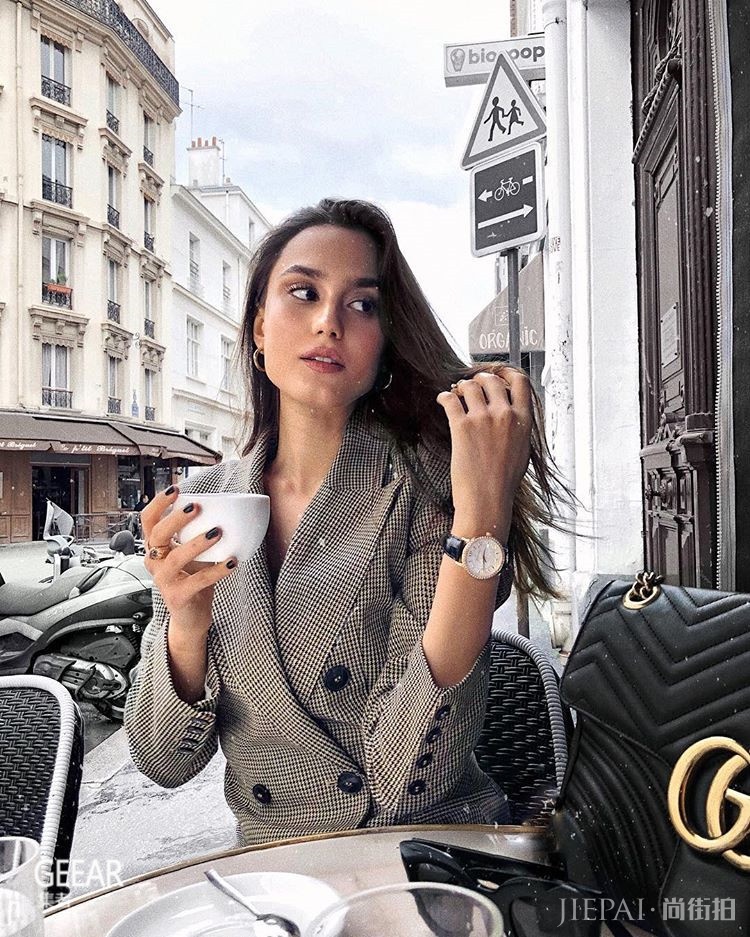 这位时尚博主简直就是一本时尚教课书！美照Pose跟这位时尚博主摆让自己美美的！