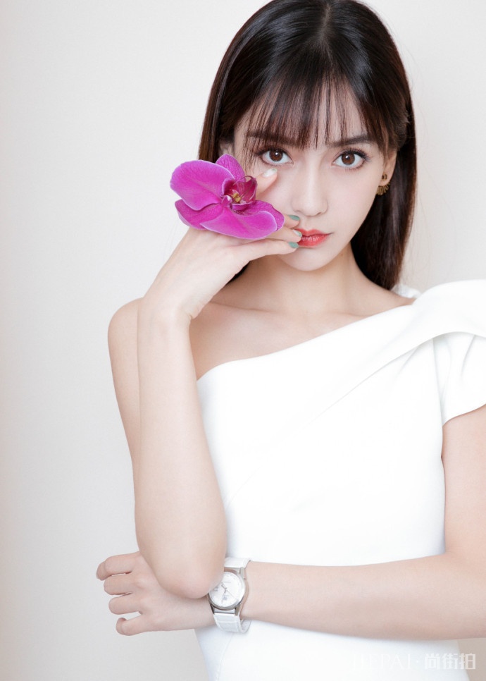 Angelababy这回美得太犯规,穿白色长裙像18岁