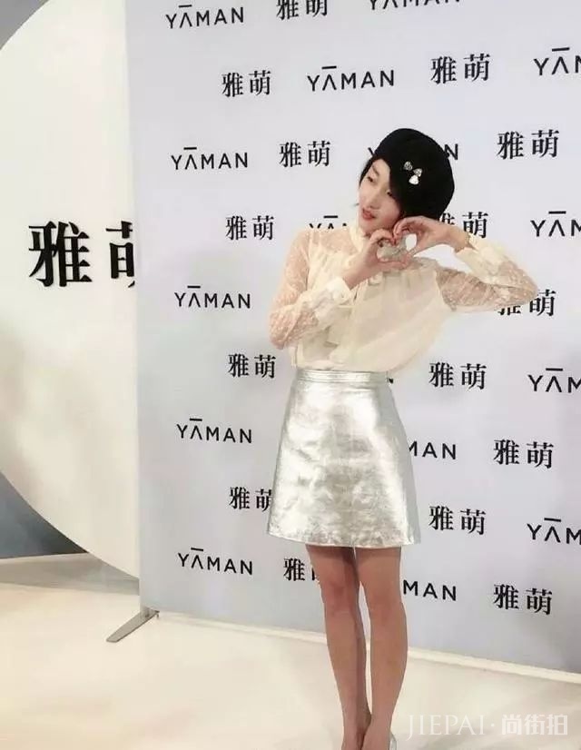 周冬雨穿衣楷模，迷彩裙混搭透视衣，时尚满分！