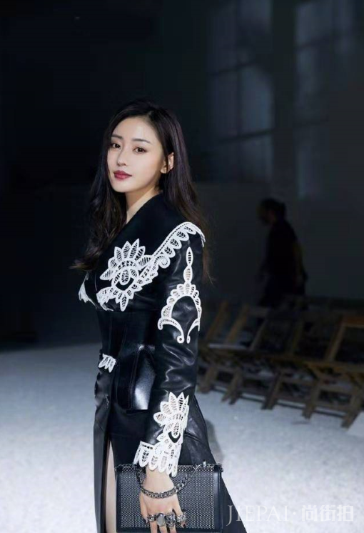 张天爱穿搭越来越霸气，每一款造型都让人眼前一亮！