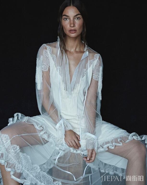 台步尴尬却是维密签约最长的天使,因家世显赫外号叫 “李刚”?