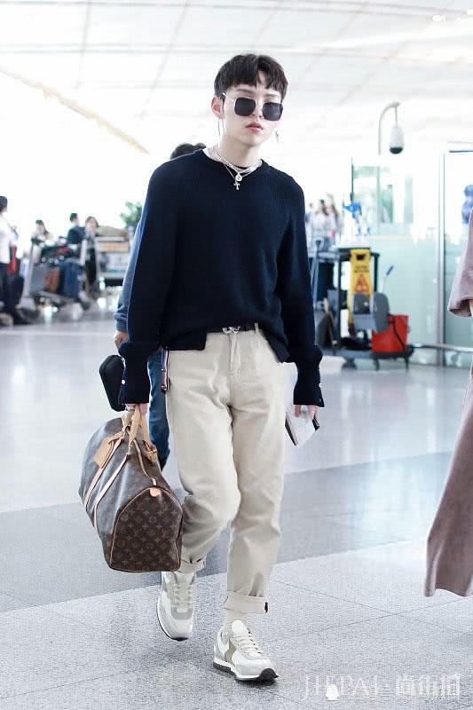 朱星杰机场街拍 一件针织衫上万块!各种“壕”
