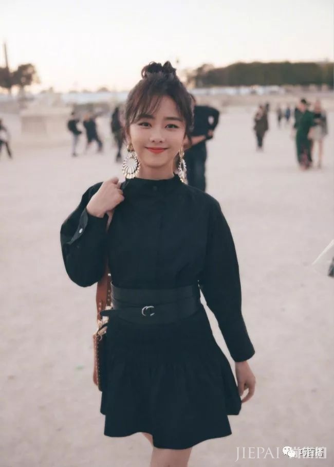 谭松韵衣日常造型简约又时尚，简直不要太美了