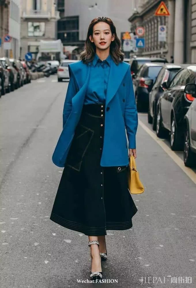 我用外套搭长裙 成为办公室最精致的女孩