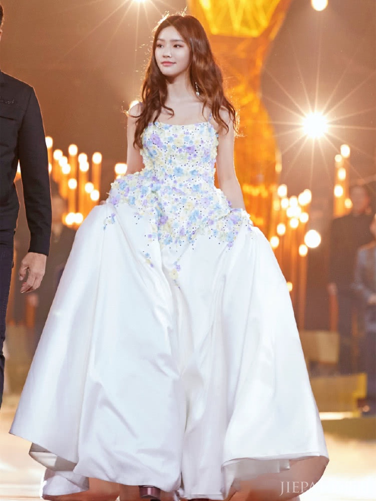 林允穿碎花吊带礼服，清新似少女，可是腰去哪了？
