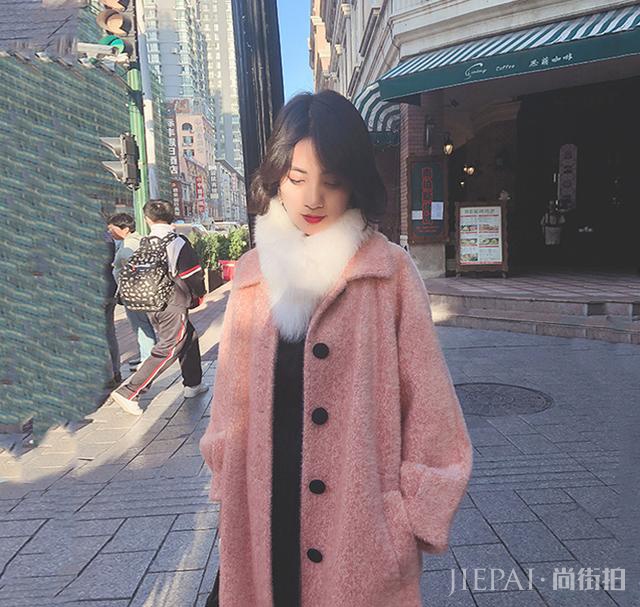 一件粉色大衣让你秋冬穿起来温暖又减龄，拥有十足女人味