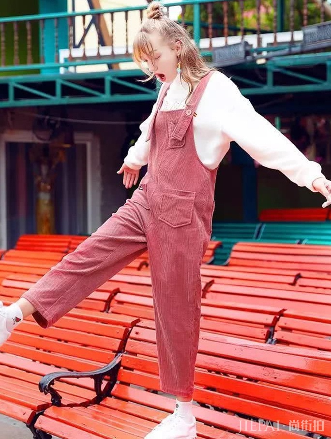 个性卫衣这样搭配,洋溢青春时尚气息,有心动的感觉吗?