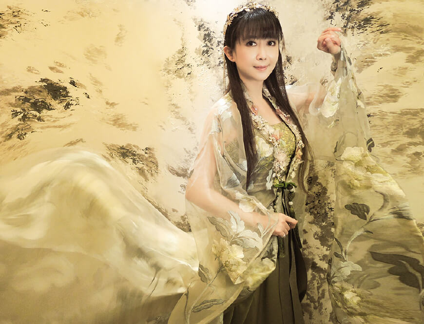 49岁孟庭苇冻龄靠吃素?演唱会上穿粉色斗篷套毛衣才是减龄重点