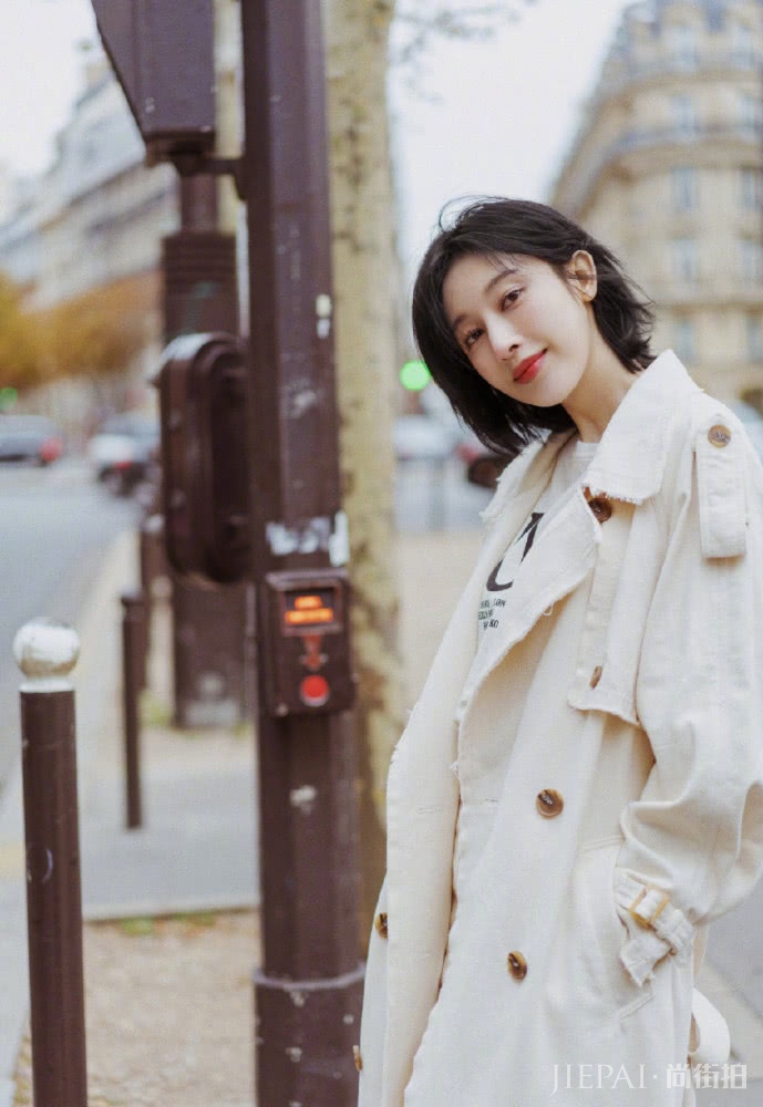 张俪穿搭走异域风格，一袭蓝色长裙性感优雅