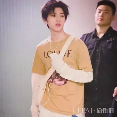 男女生都该学的T恤与长袖叠穿穿法:长袖内搭,配T恤更时尚