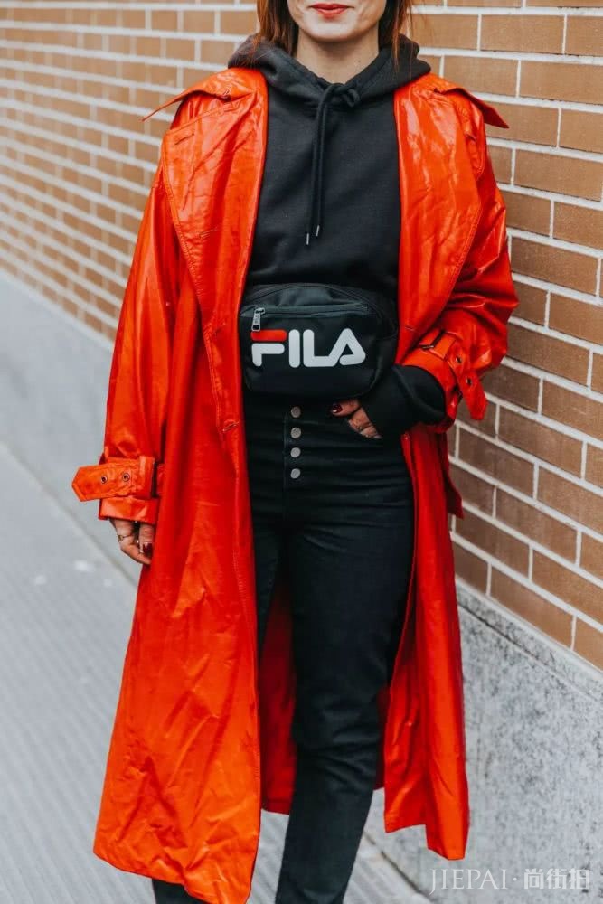 卫衣+牛仔裤=在2018秋冬街拍真的时髦炸了