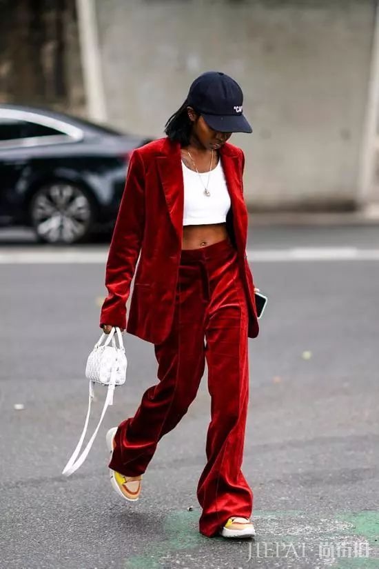 秋冬如何穿衣搭配技巧，丝绒裤能给你时髦和安全感