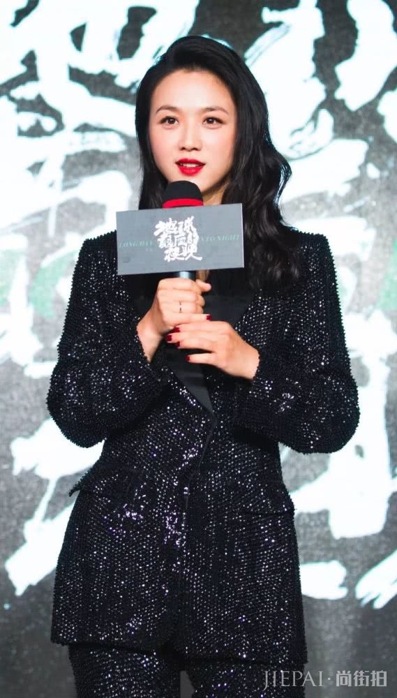 汤唯烈焰红唇配黑发 依然是那个气质女神