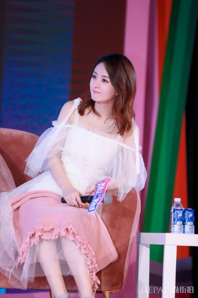 赵丽颖美呆了,一身粉色连衣裙搭配秒变18岁少女