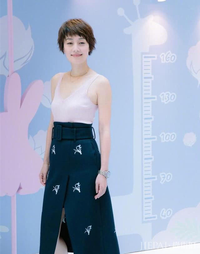马伊琍因为一款短发越来越年轻了,看了也想剪短发