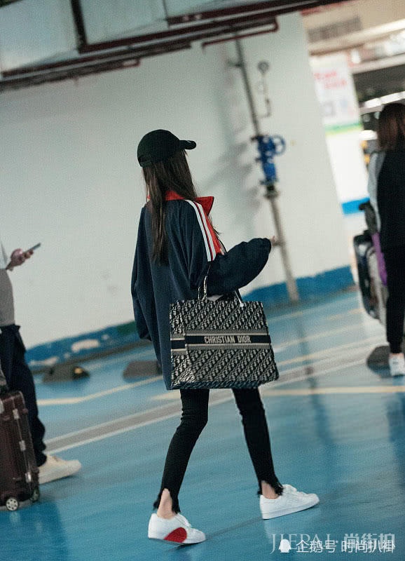 杨颖王子文都在背这款包,时尚女王和“拎购物袋”差距一目了然