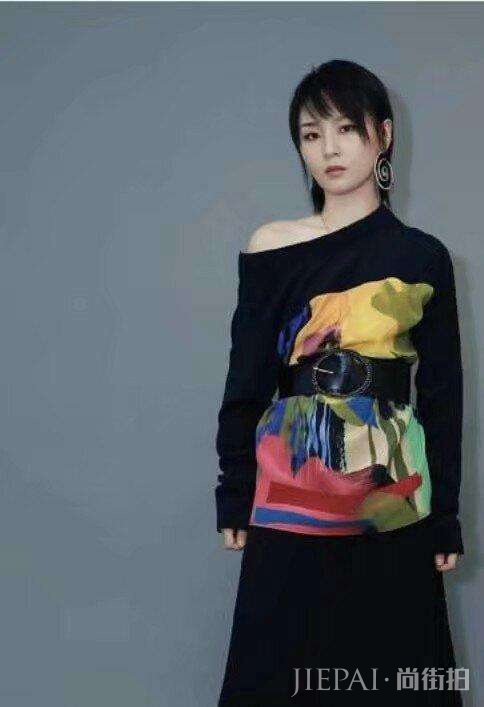 周笔畅的改变真是惊艳, 穿黑色印花裙大露香肩 网友: 继续保持