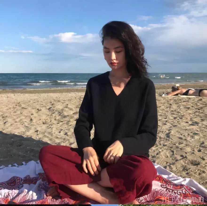 中性西装配偏分短发是绝配,复古风不好演绎,能撑起来的都是有颜值的小姐姐