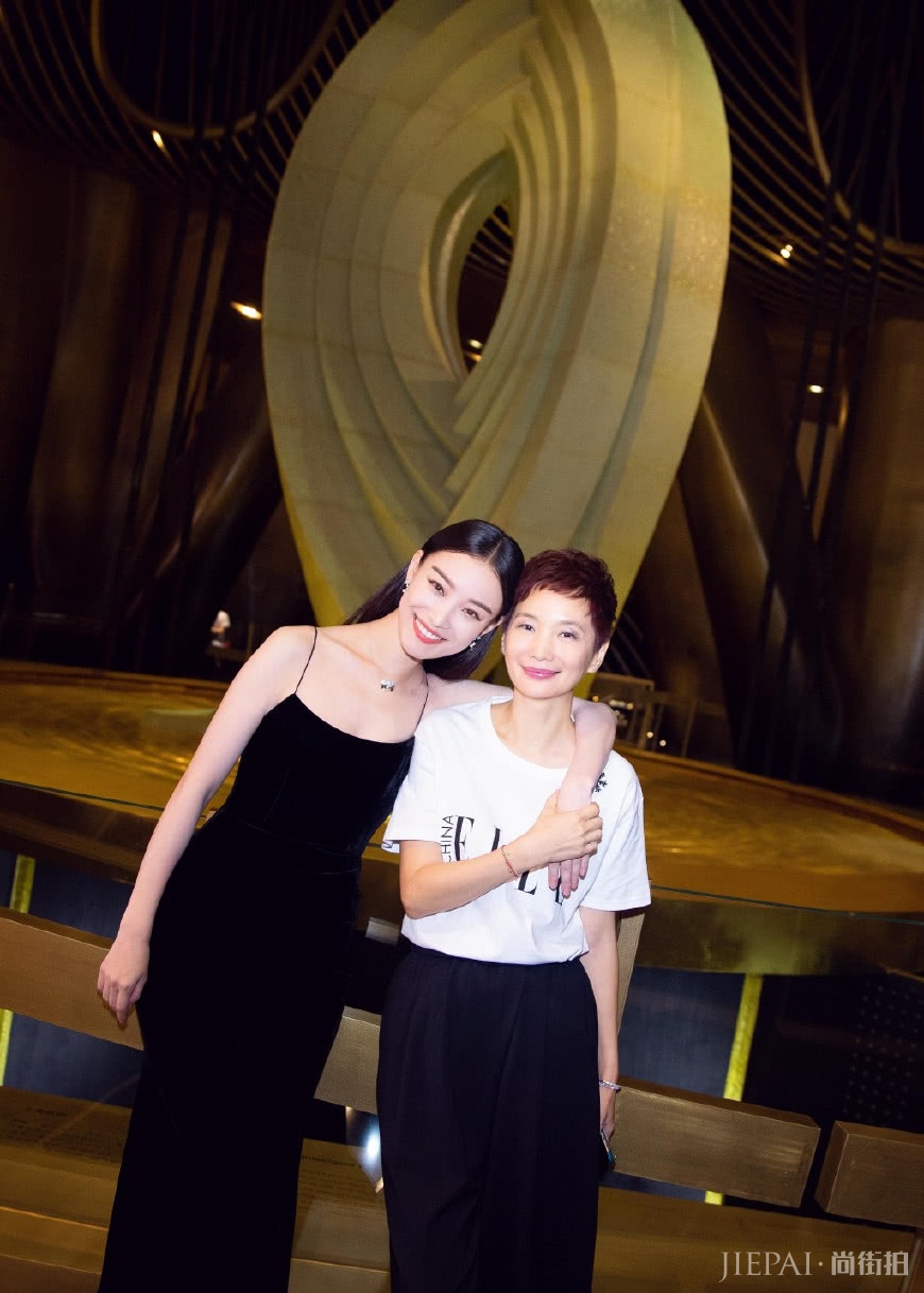 30岁倪妮气质感真好，编发造型西服搭配格子裙穿搭，少女感爆棚